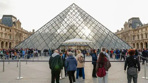 Louvre Museum to Increase Ticket Prices by 45% for Non-EU Tourists