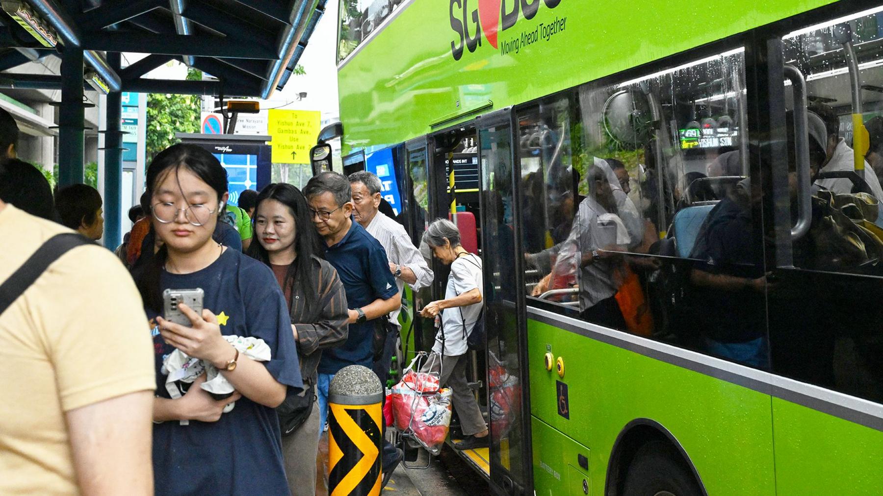 Singapore Bus Fines: Up To SGD 500 For Loud Music and Feet On Seats