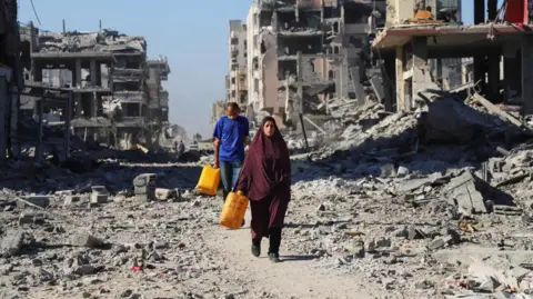 UN Humanitarian Chief Calls for Increased Crossings into Gaza Amid Aid Concerns