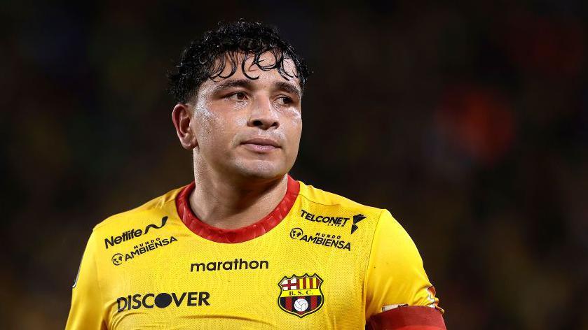 Tragic Loss: Ecuadorian Footballer Mario Pineida Fatally Shot in Guayaquil
