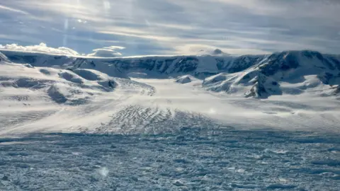 Mystery Surrounds Rapid Retreat of Hektoria Glacier in Antarctica