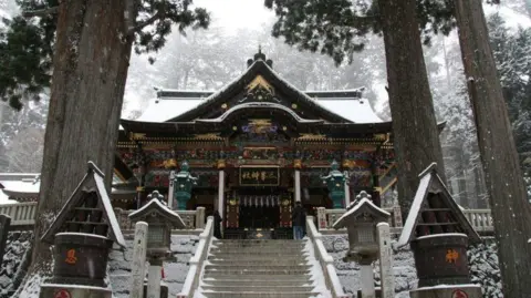 Heavy Snow Forces Over 100 to Seek Shelter in Japan Shrine
