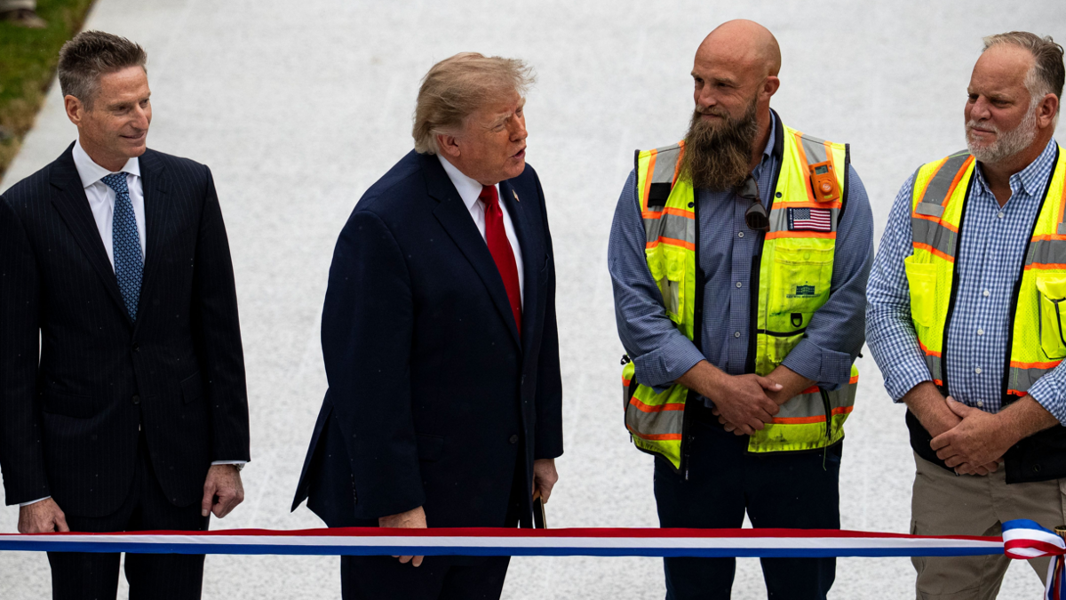 Trump’s Press‑Pool Battle: A Helipad, a Broadcast Void, and a New Streaming Channel