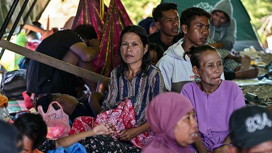 After 7.7‑M Earthquake, Flores Survivors Face Aid Crisis and Hunger