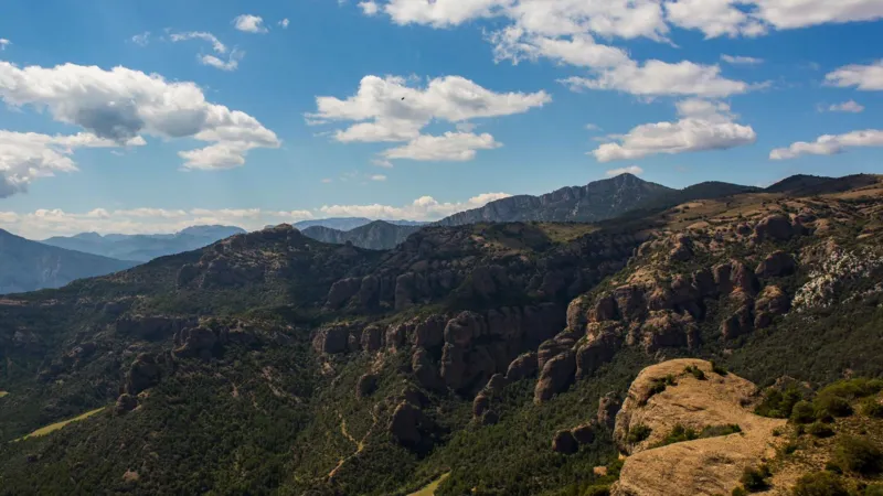 British Paraglider Fatally Strikes Power Lines Near Tremp, Catalonia