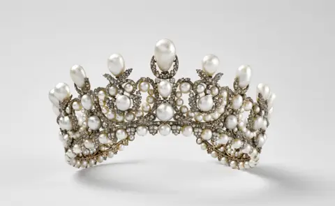 Jewels Valued at €88 Million Stolen from the Louvre in Bold Daylight Heist