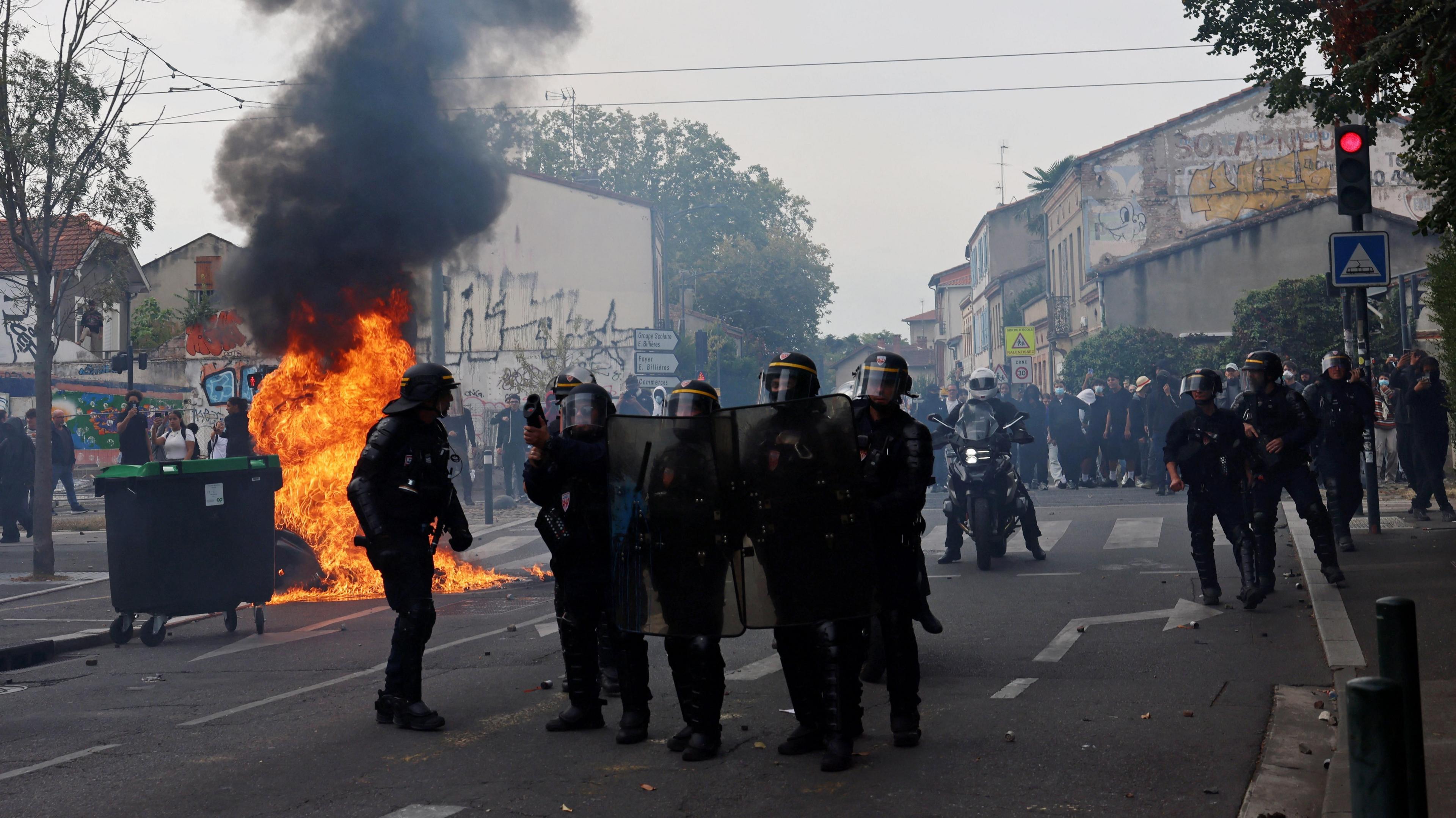 France Shuts Up to 500 Schools Amid Student Protests