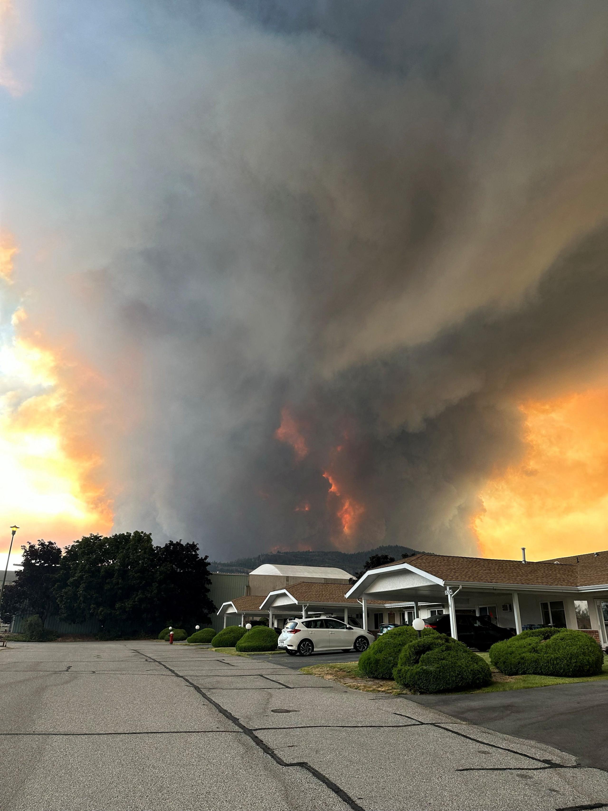 Canada Wildfire Emergency: 100 km² Flames Force 20,000 Evacuations