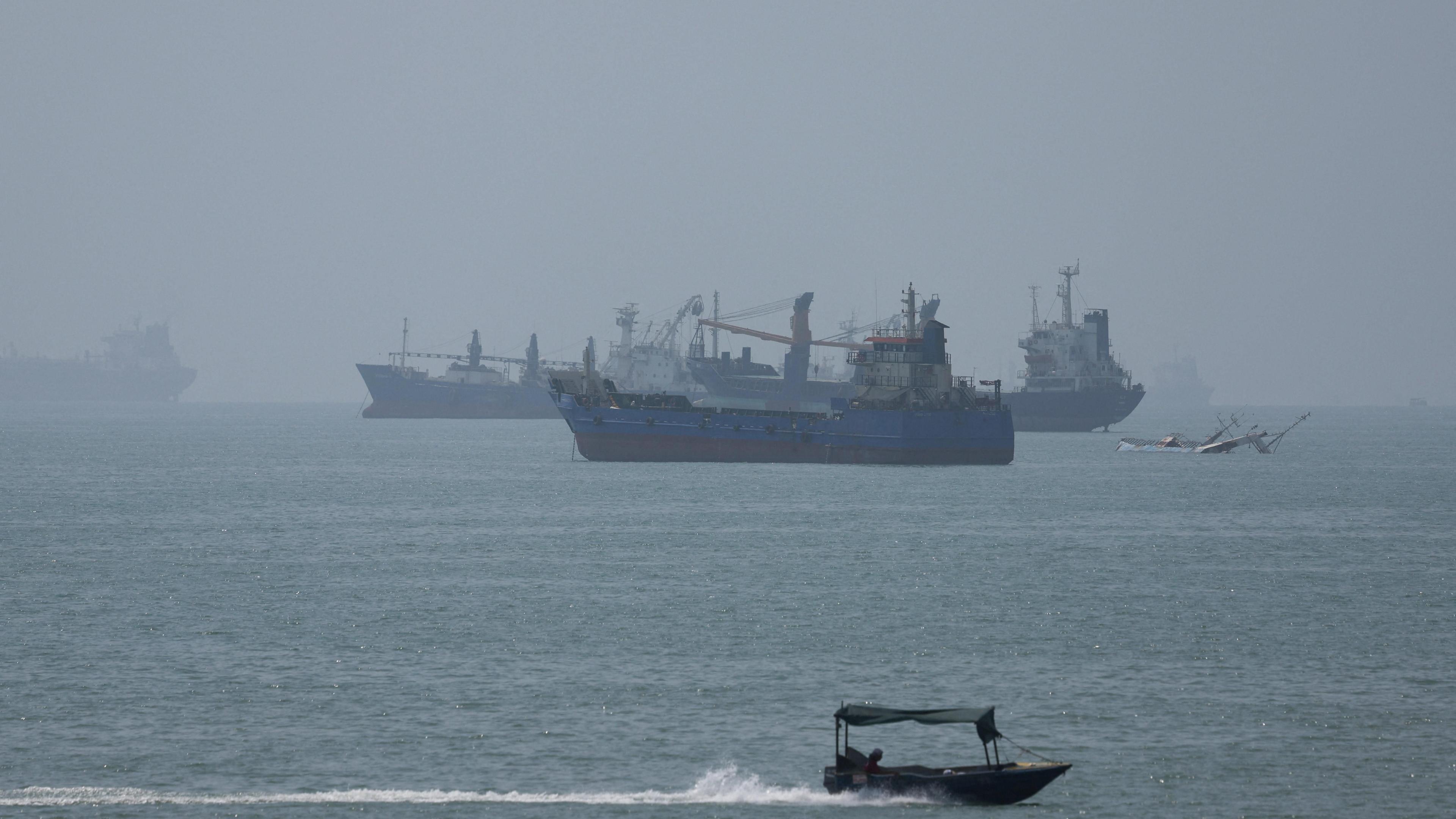 US Strikes Iranian Launchers on Larak Island – First Attack in Weeks