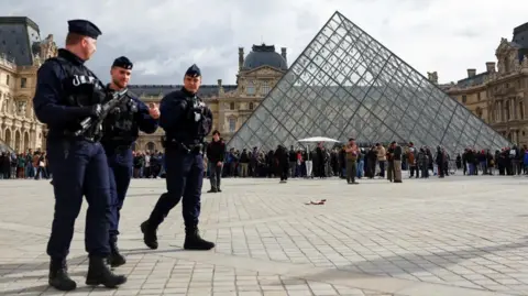 Four Additional Arrests Made in Louvre Jewellery Theft Investigation