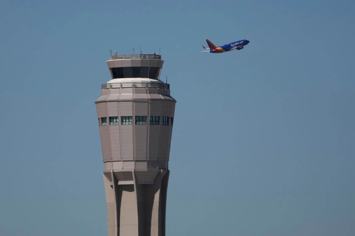 U.S. Airports Face Increased Delays Amid Ongoing Federal Government Shutdown