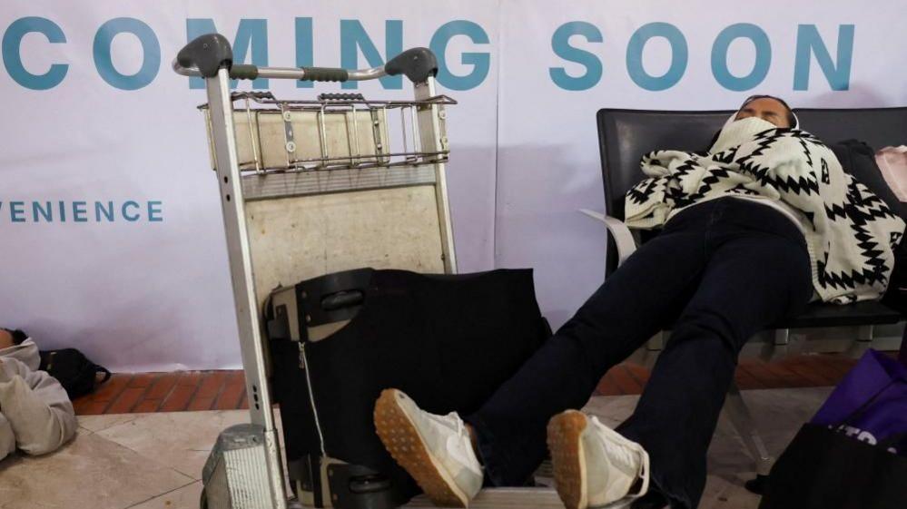 Indonesia’s Volcano Erupts, Closing Airports and Stranding 270,000 Passengers
