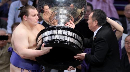 Ukrainian Sumo Star Aonishiki Makes History as First Ukrainian Champion