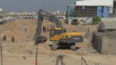 Hamas Member Allowed into IDF-Controlled Gaza to Aid in Hostage Search