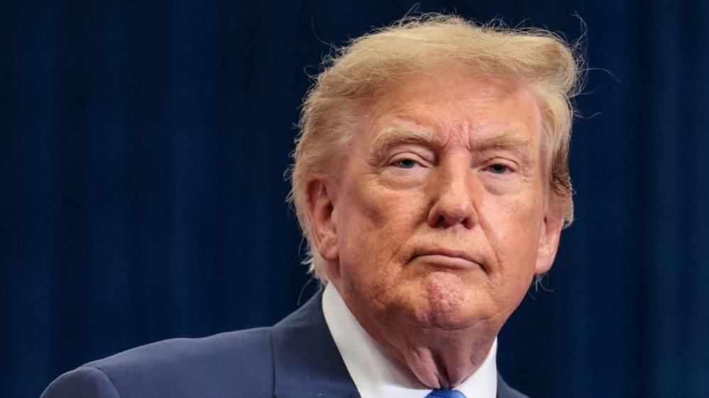 Trump Opens Dialogue on Falklands Position as UK Pushes for Higher Defense Budget