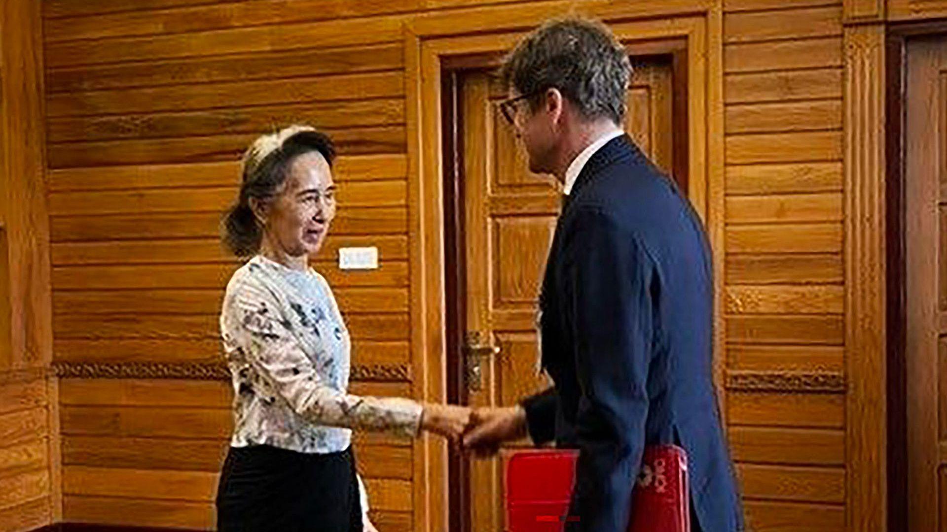 Aung San Suu Kyi Returns to Public Eye After 2½ Years: ICRC Meeting