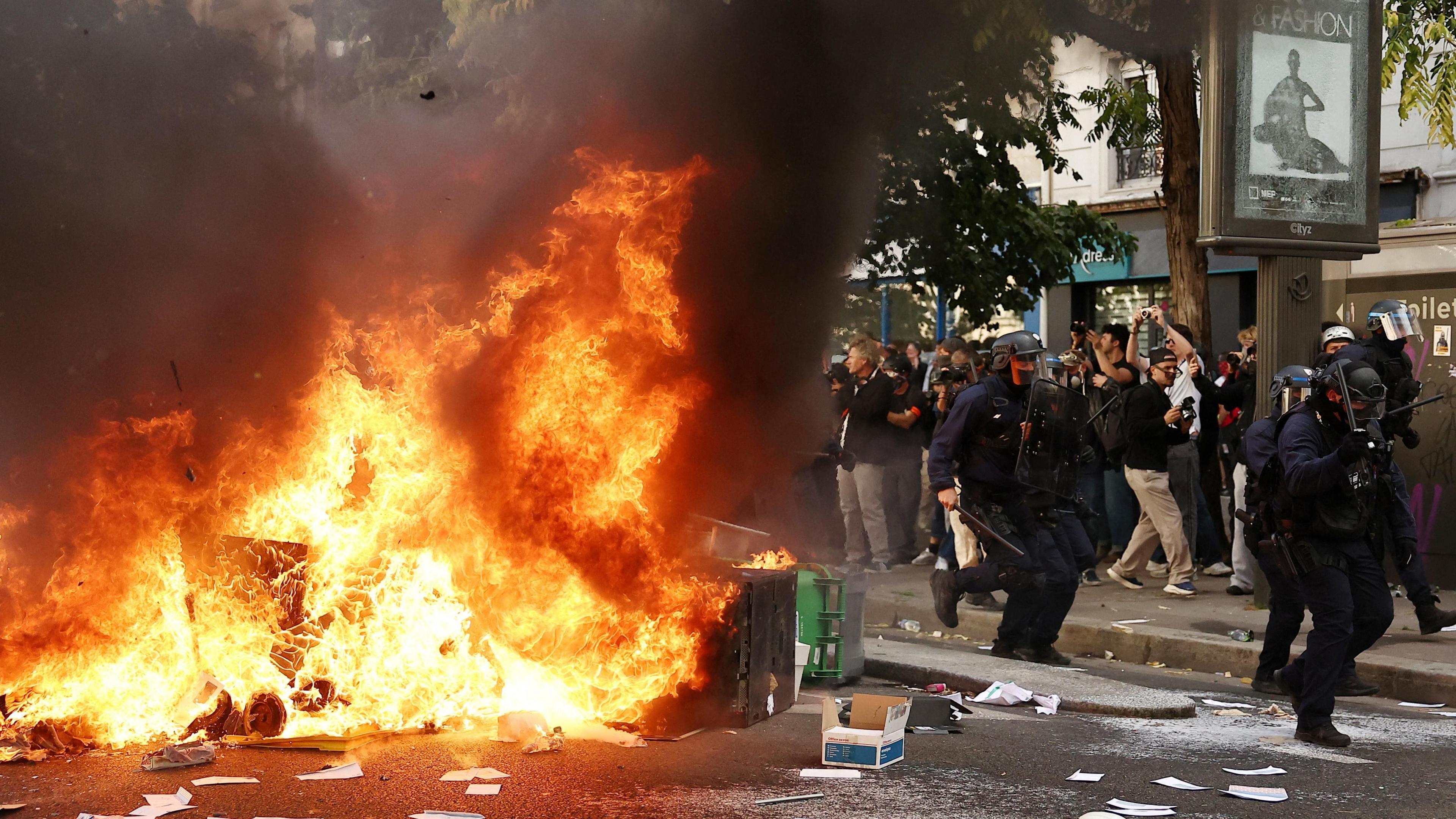 France Suspends Stun Grenades After Teen’s Hand Lost in Lens Protests