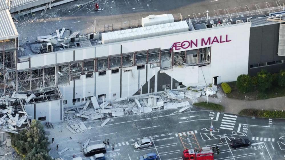 Earthquake Ravages Japan Shopping Centre, Traps Hundreds