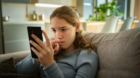 Study Uncovers Flaws in Instagram's Teen Safety Features Amid Continuing Mental Health Concerns