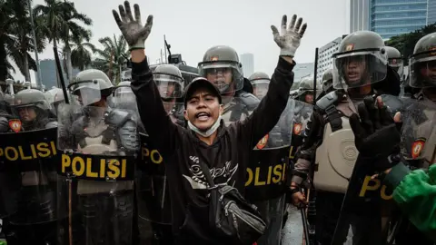 Indonesian Lawmakers Receive Controversial Pay Raise Amid Public Outrage