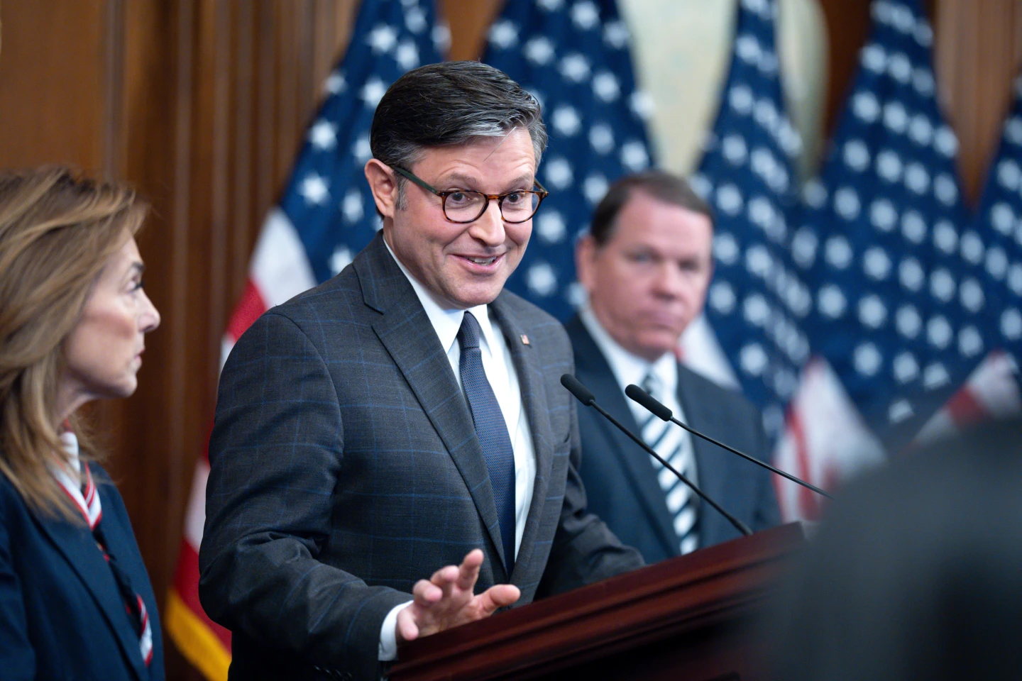 Senate Fails to Pass Bills to Support Federal Workers Amid Government Shutdown