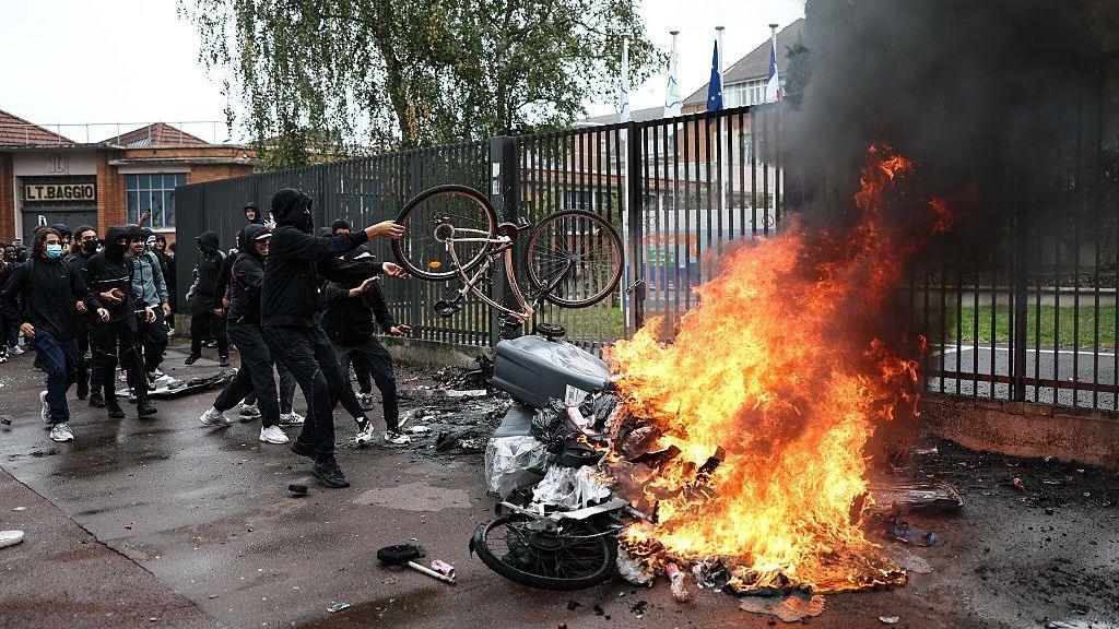 400+ Students Detained as French Schools Turn Red in Protests
