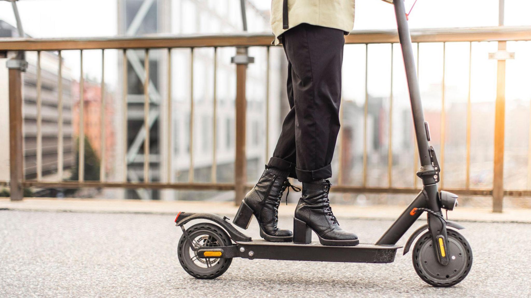 Paris Enforces Helmet and Vest Rules for E‑Scooter Riders to Curb Rising Accidents