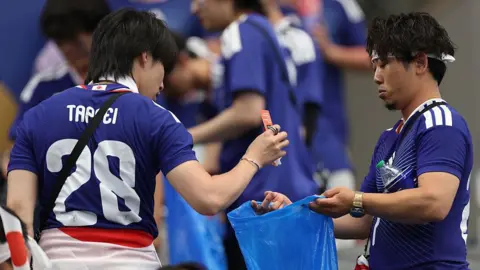 Japanese fans praised for stadium clean‑ups, but men urged to pitch in at home