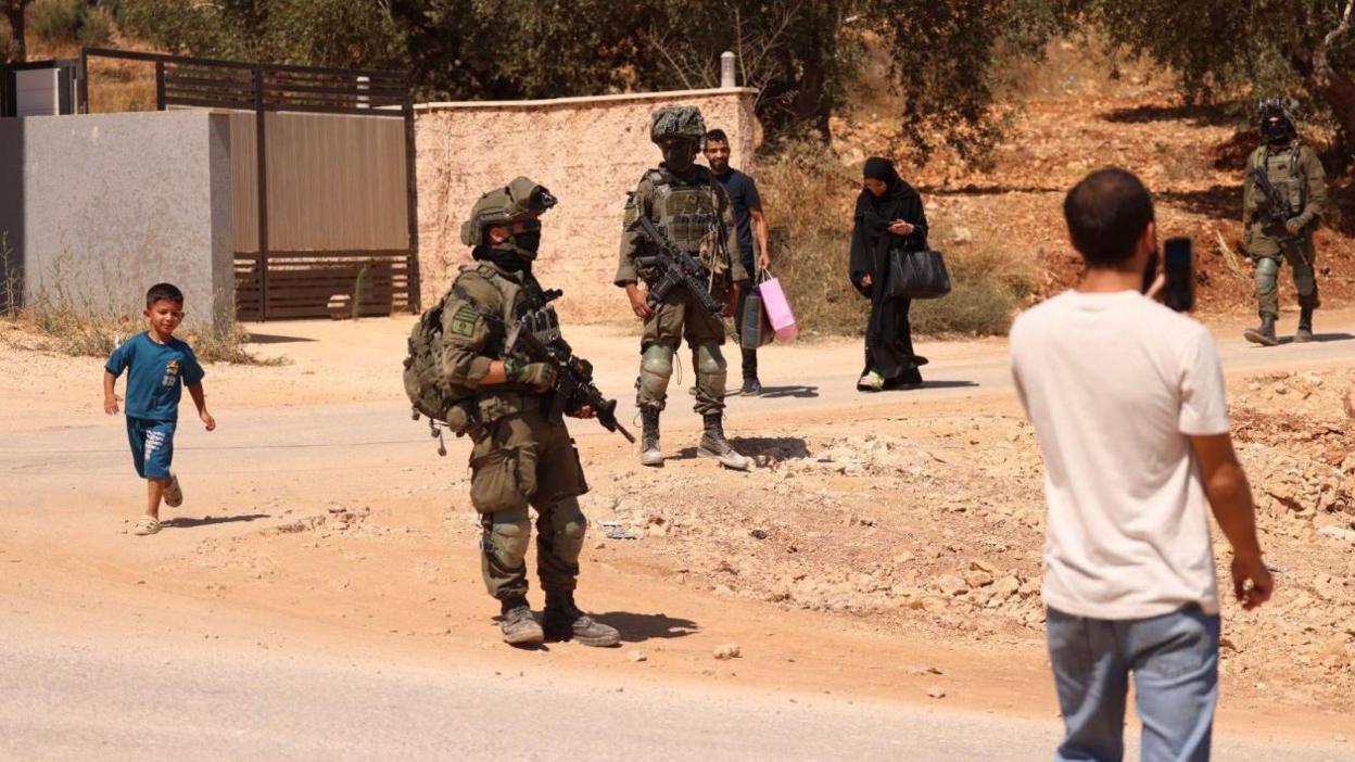 Israeli Soldiers Order Palestinian Residents to Leave Homes in Qusra After Settler Siege
