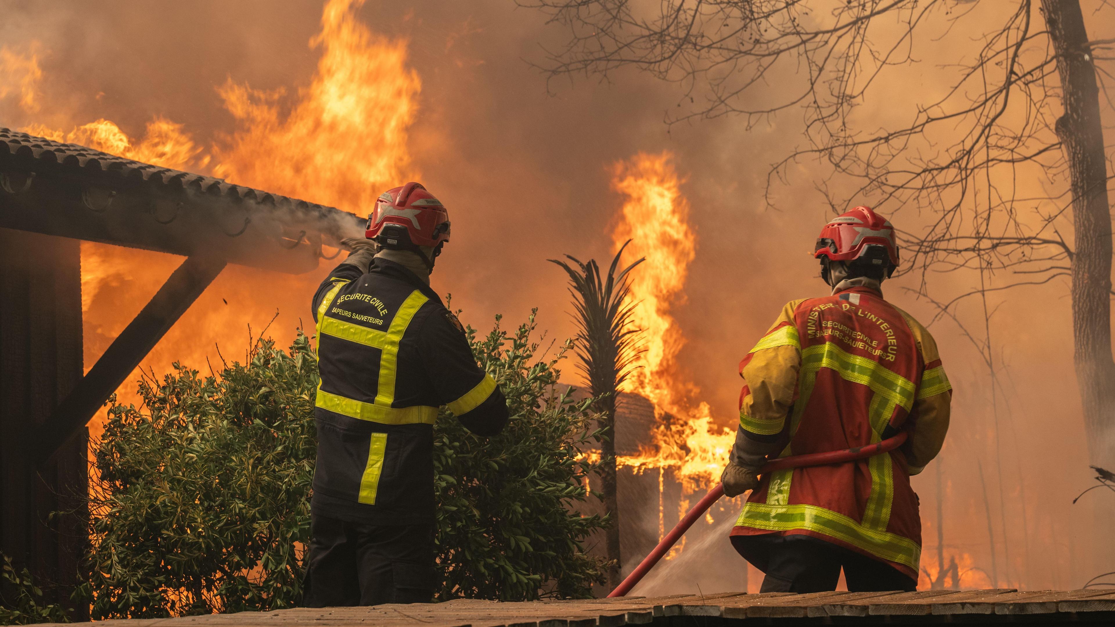Hundreds of Thousands Evacuated as Wildfire Swirls Threaten Bordeaux and Madrid