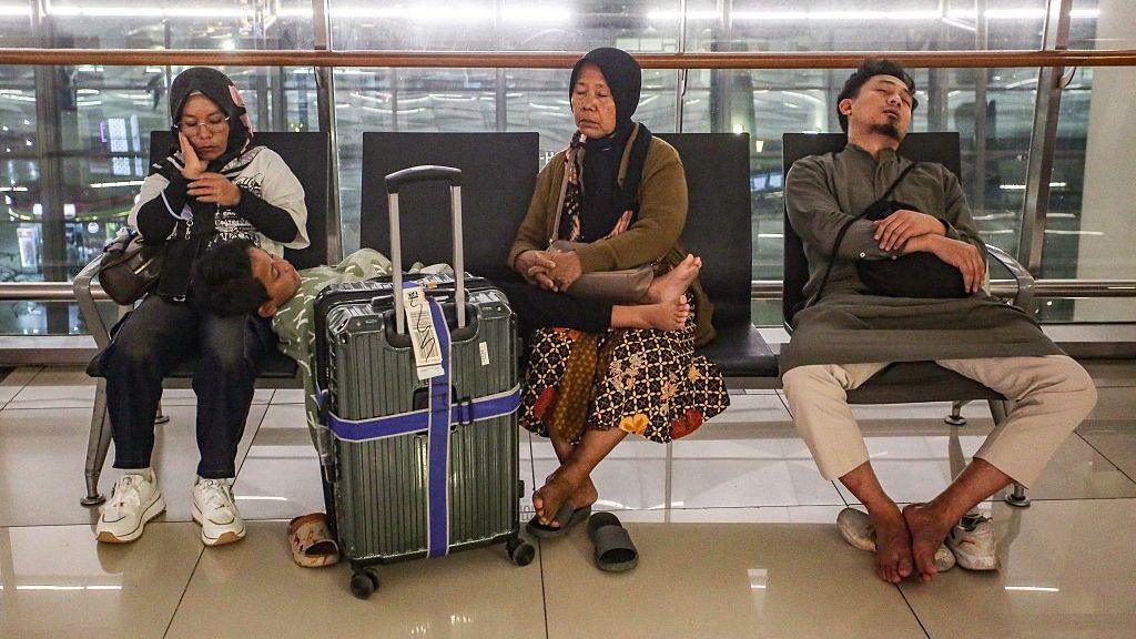 Mount Anak Krakatoa Eruption Forces Flight Cancellations at Soekarno‑Hatta