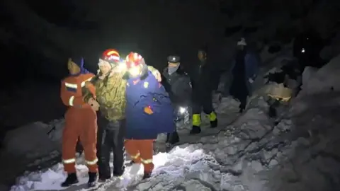 580 Mount Everest Hikers Rescued from Blizzard Conditions