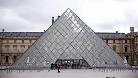 Hundreds of Books Damaged in Louvre Water Leak