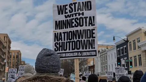 Intensifying Talks to Prevent US Government Shutdown Following Minneapolis Shooting