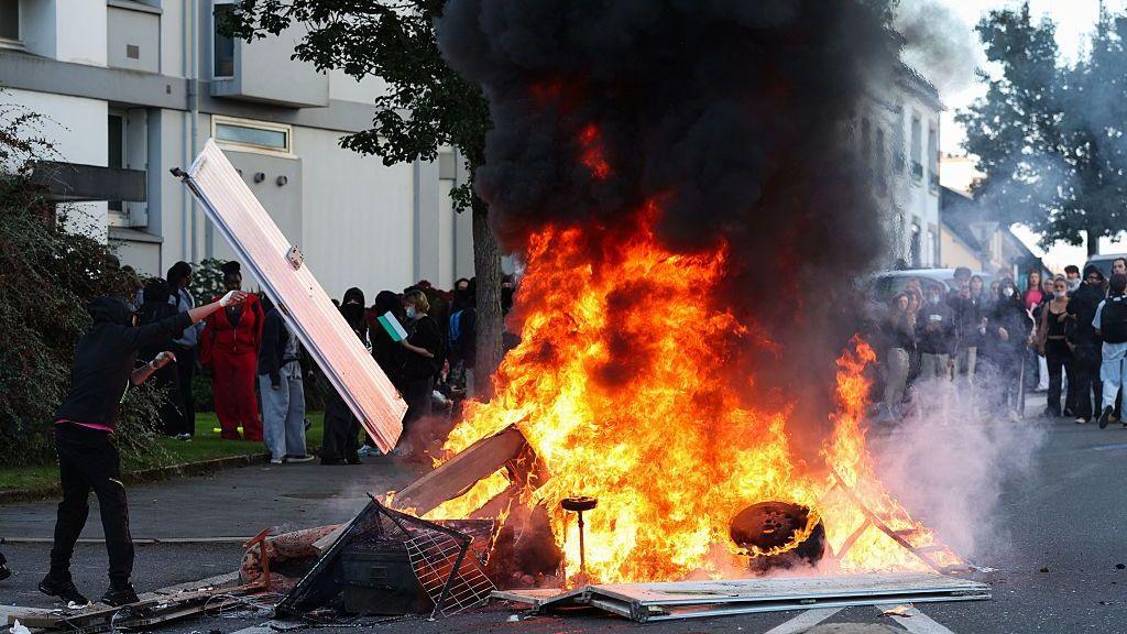 French Students Clash with Riot Police as Education Protests Escalate