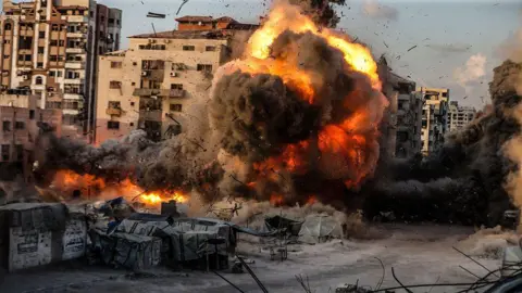 Tensions Escalate in Gaza City as Israeli Forces Approach Amid Hamas Preparations for Urban Combat